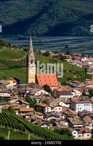 Das Dorf Tramin an der Weinstraße, in Südtirol, Weinbaugebiet Gewuerztraminer, Dorfkern mit Pfarrkirche, Italien Stockfoto