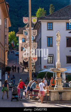 Das Dorf Kaltern, an der Südtiroler Weinstraße, Marktplatz, Italien Stockfoto