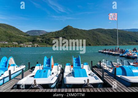 Bootsverleih, Tretboote, Gretl am See lido am Kalterer See, in der Nähe des Dorfes Kaltern, im Etschtal in Südtirol, einer der beiden wärmsten Stockfoto