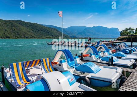 Bootsverleih, Tretboote, Gretl am See lido am Kalterer See, in der Nähe des Dorfes Kaltern, im Etschtal in Südtirol, einer der beiden wärmsten Stockfoto