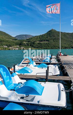 Bootsverleih, Tretboote, Gretl am See lido am Kalterer See, in der Nähe des Dorfes Kaltern, im Etschtal in Südtirol, einer der beiden wärmsten Stockfoto