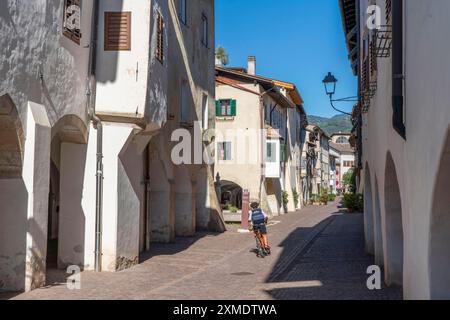 Die Stadt Neumarkt, im Etschtal, in Südtirol, Arkaden in der Altstadt, vor den Geschäften und Restaurants, Italien Stockfoto