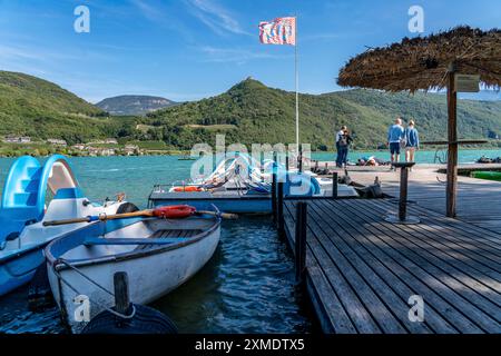 Bootsverleih, Tretboote, Gretl am See lido am Kalterer See, in der Nähe des Dorfes Kaltern, im Etschtal in Südtirol, einer der beiden wärmsten Stockfoto