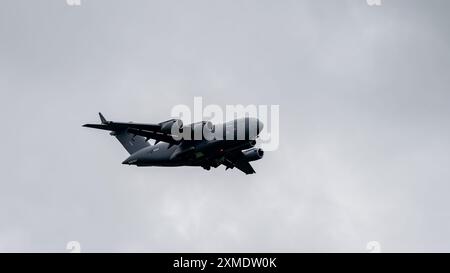 Royal Air Force c17 globemaster Transportflugzeug fliegt bei bewölktem Himmel Stockfoto