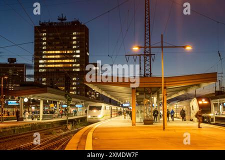 Bahnhof, ICE-Zug am Bahnsteig, Essen, Nordrhein-Westfalen, Deutschland Stockfoto