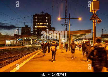 Bahnhof, Nahverkehrszug, Passagiere auf dem Weg zum Zug, Essen, Nordrhein-Westfalen, Deutschland Stockfoto