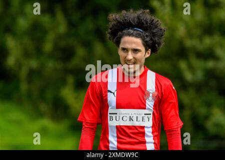 Swansea, Wales. 27. Juli 2024. Zachary Hambury aus Leyton Orient während des U18-Freundschaftsspiels zwischen Swansea City und Leyton Orient auf dem Fairwood Training Ground in Swansea, Wales, Großbritannien am 27. Juli 2024. Quelle: Duncan Thomas/Majestic Media/Alamy Live News. Stockfoto