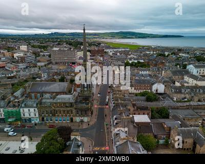 Aus der Vogelperspektive auf das Stadtzentrum von ayr mit seinem berühmten Turm und einer Straße, die zum Meer führt Stockfoto