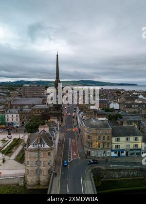 Blick aus der Vogelperspektive auf das Stadtzentrum von ayr, schottland, mit Kirchturm, Brücke und einer geschäftigen Straße Stockfoto