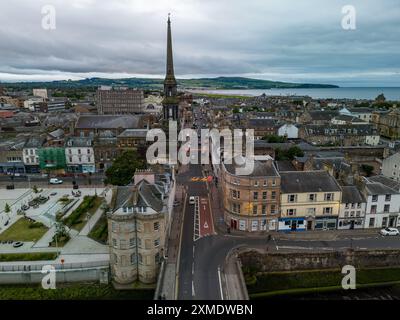 Aus der Vogelperspektive des Stadtzentrums von ayr mit dem Fluss ayr, der an einem bewölkten Tag in Richtung firth of clyde fließt Stockfoto