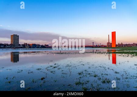 Rheinfluten, Duisburg-Kasslerfeld, Überschwemmungen, hinter der Friedrich-Ebert-Rheinbrücke, Skulptur Rheinorange an der Ruhrmündung, Duisburg, Norden Stockfoto