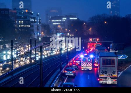 Stau auf der Autobahn A40, Ruhrschnellweg, in Essen, vor dem Tunnel des Ruhrschnellwegs, Krankenwagen auf dem Weg durch den Notfall Stockfoto