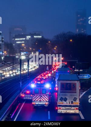 Stau auf der Autobahn A40, Ruhrschnellweg, in Essen, vor dem Tunnel des Ruhrschnellwegs, Krankenwagen auf dem Weg durch den Notfall Stockfoto