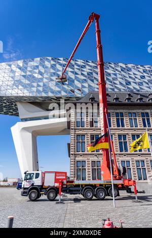 Das Gebäude der Antwerpener Hafenbehörde, Havenhuis, ehemalige Feuerwehrkaserne im Hafen, renoviert und mit angeschlossener Glasstruktur, im Stockfoto