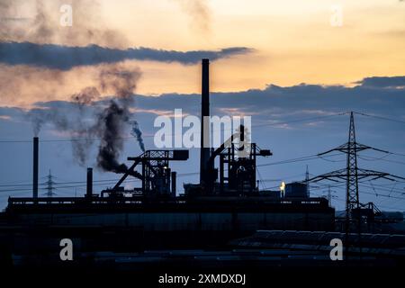 Huettenwerke Krupp-Mannesmann, HKM in Duisburg-Huettenheim, Kokerei und 2 Hochöfen, Nordrhein-Westfalen, Deutschland Stockfoto