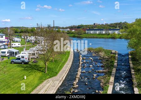 Campingplatz Ruhrbrücke, Bootsweg und Schleppweg am Ruhrwehr bei Hattingen, Teil des Ruhrtalradweges entlang der Ruhr, Nord Stockfoto