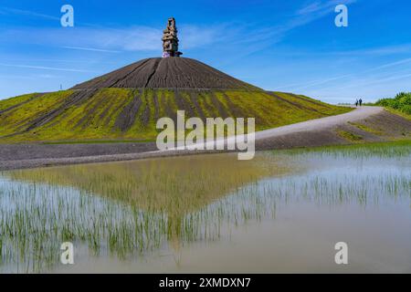 Rheinelbe-Grubenspitze in Gelsenkirchen, 100 Meter hohe Grubenspitze, Landschaftspark, mit der Skulptur Himmelsleiter, aus Betonteilen des Landschaftsparks Stockfoto