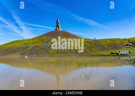 Rheinelbe-Grubenspitze in Gelsenkirchen, 100 Meter hohe Grubenspitze, Landschaftspark, mit der Skulptur Himmelsleiter, aus Betonteilen des Landschaftsparks Stockfoto