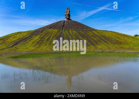 Rheinelbe-Grubenspitze in Gelsenkirchen, 100 Meter hohe Grubenspitze, Landschaftspark, mit der Skulptur Himmelsleiter, aus Betonteilen des Landschaftsparks Stockfoto