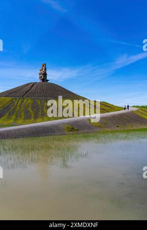 Rheinelbe-Grubenspitze in Gelsenkirchen, 100 Meter hohe Grubenspitze, Landschaftspark, mit der Skulptur Himmelsleiter, aus Betonteilen des Landschaftsparks Stockfoto