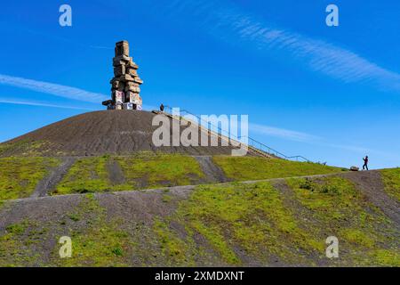 Rheinelbe-Grubenspitze in Gelsenkirchen, 100 Meter hohe Grubenspitze, Landschaftspark, mit der Skulptur Himmelsleiter, aus Betonteilen des Landschaftsparks Stockfoto