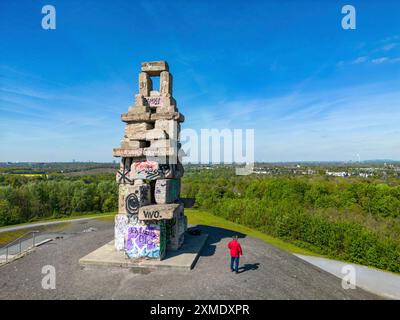 Rheinelbe-Grubenspitze in Gelsenkirchen, 100 Meter hohe Grubenspitze, Landschaftspark, mit der Skulptur Himmelsleiter, aus Betonteilen des Landschaftsparks Stockfoto