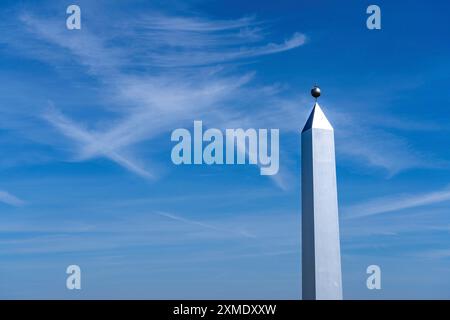 Die Hoheward-Ausgrabungsspitze, Hauptteil des Landschaftsparks Hoheward, Obelisk der Sonnenuhr, Herten, Nordrhein-Westfalen, Deutschland Stockfoto