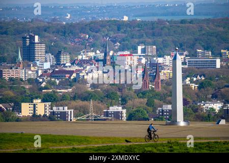 Die Hoheward-Verderbungspitze, Hauptteil des Hoheward Landschaftsparks, Sonnenuhr, Obelisk, Blick auf Recklinghausen, Herten, Nordrhein-Westfalen, Deutschland Stockfoto