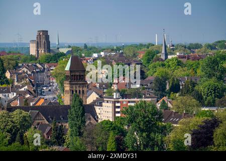 Panoramablick in nördlicher Richtung über Gelsenkirchen, Stadtteil Buer, Horster Straße, vor der Ludgeruskirche, hinten Sankt Urbanus Stockfoto