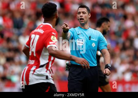 EINDHOVEN, NIEDERLANDE - 27. JULI: Schiedsrichter Marc Nagtegaal in Aktion während des Freundschaftsspiels vor der Saison zwischen PSV Eindhoven und Valencia CF im Philips Stadion am 27. Juli 2024 in Eindhoven, Niederlande (Foto: Orange Pictures) (Foto: Orange Pictures/Orange Pictures) Credit: Orange Pics BV/Alamy Live News Stockfoto