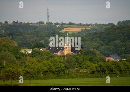 Das Ruhrtal zwischen Essen und Mühlheim an der Ruhr, Blick östlich von Essen-Kettwig, Marktkirche in der Altstadt, vom Mühlheim aus Stockfoto