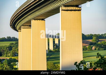 Die Ruhrtalbrücke, Autobahn A52, über das Ruhrtal zwischen Essen und Mühlheim an der Ruhr, Blick nach Norden, vom Stadtteil Mühlheim aus Stockfoto