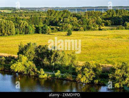 Blick auf das Ruhrtal, nach Osten, von Müelheim an der Ruhr, über die Saarn-Mendener Ruhraue, Ruhrtalbrücke der Autobahn A52, Norden Stockfoto