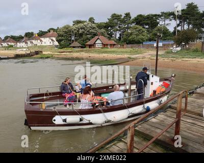 Fußpassagiere, die am Kai im Dorf Bawdsey mit der Fähre ankommen, die von der Felixstowe-Seite des Flusses Deben, Suffolk, überquert wird. Stockfoto