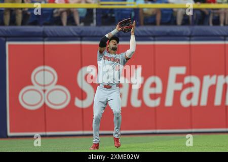 St. Petersburg, FL: Der Cincinnati Reds-Outfielder will Benson (30) fängt einen Fliegenball von der Schlägerin des Tampa Bay Rays Outfielders Jonny DeLuca (21) für die Stockfoto