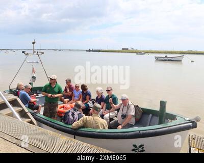 Sehenswürdigkeiten in Suffolk: Das National Trust Boot 'Octavia' bringt Passagiere zwischen dem Kai von Orford und dem Naturschutzgebiet von Orford Ness. Stockfoto