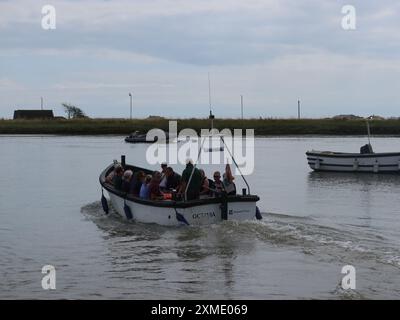 Sehenswürdigkeiten in Suffolk: Das National Trust Boot 'Octavia' bringt Passagiere zwischen dem Kai von Orford und dem Naturschutzgebiet von Orford Ness. Stockfoto