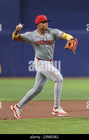 St. Petersburg, FL: Cincinnati Reds dritte Basis Noelvi Marte (16) und wirft Tampa Bay Rays Outfield Amed Rosario (10) auf der ersten Basis Dur aus Stockfoto