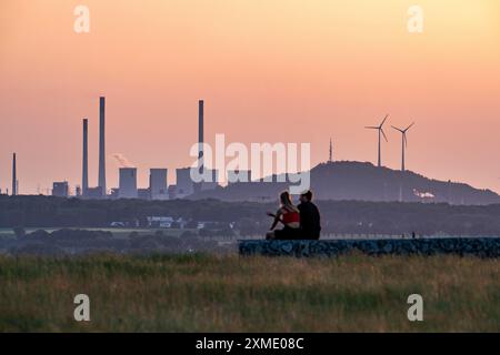 Blick auf den Sonnenuntergang im Westen, Kraftwerk UNIPER Scholven und Windräder an der Haubenspitze Oberscholven in Gelsenkirchen, Haubenspitze Hoheward, Landschaft Stockfoto