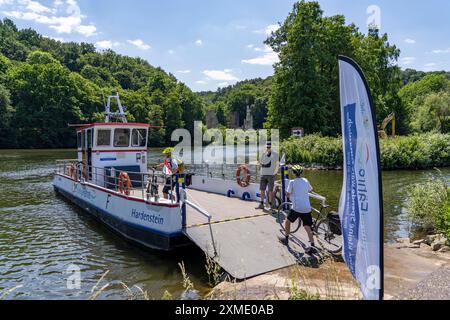 Die Ruhrtalfähre Hardenstein verkehrt auf der Ruhr zwischen der Herbeder Schleuse und der Burgruine Hardenstein, die Teil des Ruhrtalrads ist Stockfoto