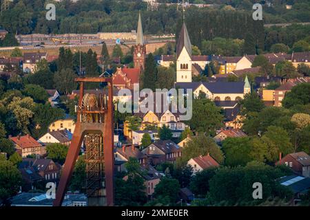 Wohnsiedlung auf dem Lande, Reihenhäuser, Mehrfamilienhäuser, Teile des ehemaligen Bergbaugutes in Recklinghausen-Hochlarmark, Triebwerk Stockfoto