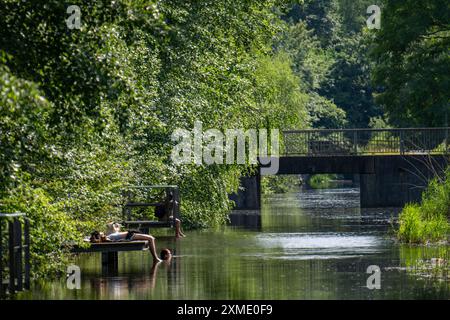 Der Duisburger Nordlandschaftspark, Klarwasserkanal an der Emscher Promenade, Nordrhein-Westfalen Stockfoto