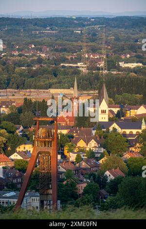 Wohnsiedlung auf dem Lande, Reihenhäuser, Mehrfamilienhäuser, Teile des ehemaligen Bergbaugutes in Recklinghausen-Hochlarmark, Triebwerk Stockfoto