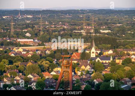 Wohnsiedlung auf dem Lande, Reihenhäuser, Mehrfamilienhäuser, Teile des ehemaligen Bergbaugutes in Recklinghausen-Hochlarmark, Triebwerk Stockfoto