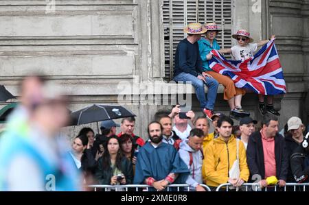Paris, Frankreich. Juli 2024. Zuschauer sehen das individuelle Zeitfahren der Radfahrer-Männer bei den Olympischen Spielen 2024 in Paris, Frankreich, 27. Juli 2024. Quelle: Hu Huhu/Xinhua/Alamy Live News Stockfoto