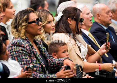 Madrid, Madrid, Spanien. Juli 2024. Gabriely Miranda (C), Model und Freundin von Endrick, wurde am 27. Juli 2024 bei der Präsentation von Endrick Felipe als neuer Spieler von Real Madrid im Estadio Santiago Bernabeu in Madrid, Spanien, in der Nähe von Cintia Ramos Moreira (L), Mutter von Endrick, gesehen. (Kreditbild: © Alberto Gardin/ZUMA Press Wire) NUR REDAKTIONELLE VERWENDUNG! Nicht für kommerzielle ZWECKE! Stockfoto