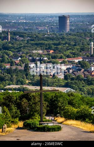 Blick auf Oberhausen mit dem Gasometer, von der Haniel-Verderbungsspitze, Gipfelkreuz am Altar des Kreuzweges an der Verderbungsspitze, Norden Stockfoto