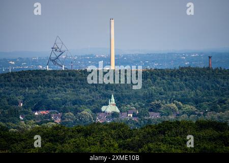 Blick von der Haniel-Verstreichelspitze über die grüne Ruhrlandschaft nach Südosten, über den Koellnischen Wald, bis zur Beckstrasse Verstreichelspitze mit Stockfoto