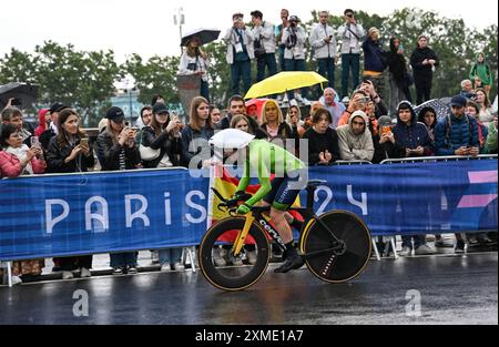 Paris, Frankreich. Juli 2024. Jan Tratnik aus Slowenien tritt am 27. Juli 2024 beim Einzelzeitfahren der Radfahrer bei den Olympischen Spielen 2024 in Paris an. Quelle: Hu Huhu/Xinhua/Alamy Live News Stockfoto