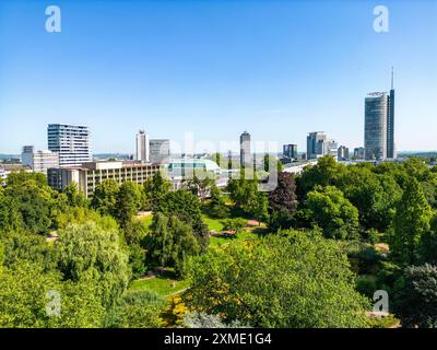 Die Skyline der Essener Innenstadt, mit dem RWE-Turm auf der rechten Seite und dem Stadtgarten davor, Nordrhein-Westfalen Stockfoto